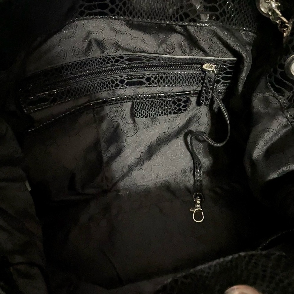 ‼️SOLD‼️Michael Kors Black Croc-Embossed Tote Bag with Chain Detail - Picture 4 of 4
